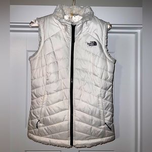 New without tags. The North Face puffer best with fur lining. White. Size XS